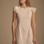 Vestido largo con estampado de flores rojas, diseño sin mangas con sisas amplias y elegante escote en barca. Una prenda femenina y favorecedora, ideal para lucir un estilo fresco y sofisticado.