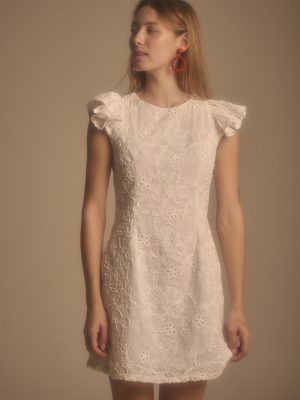 Vestido largo con estampado de flores rojas, diseño sin mangas con sisas amplias y elegante escote en barca. Una prenda femenina y favorecedora, ideal para lucir un estilo fresco y sofisticado.