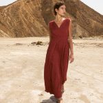 Elegante y femenino, este vestido largo de MDM destaca por su sofisticado diseño en color teja, una tonalidad cálida y favorecedora. Con un delicado trabajo de bordados que aporta textura y exclusividad, presenta un favorecedor escote en pico que estiliza la silueta y realza el cuello. Su corte fluido ofrece comodidad y movimiento, convirtiéndolo en una opción ideal para eventos especiales, celebraciones o looks de invitada. Un diseño versátil que combina distinción, estilo y encanto atemporal.