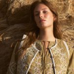 Blusa verde musgo con bordados étnicos decorativos. Diseño cómodo y versátil, ideal para un estilo boho y casual con un toque artesanal. Elegante, ligera y fácil de combinar.