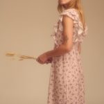 Maggie Sweet Vestido floral midi con volantes que destaca por su diseño midi, tejido vaporoso, escote en pico y detalles de volantes de estilo romántico.