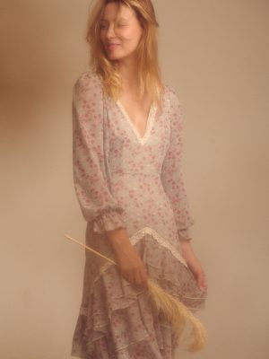 Maggie Sweet Vestido floral midi con volantes que destaca por su diseño midi, tejido vaporoso, escote en pico y detalles de volantes de estilo romántico.