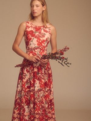 Vestido largo con estampado de flores rojas, diseño sin mangas con sisas amplias y elegante escote en barca. Una prenda femenina y favorecedora, ideal para lucir un estilo fresco y sofisticado.