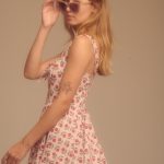 Vestido corto de color rojo con estampado floral, confeccionado en tejido ligero y cómodo. Presenta un diseño femenino y fresco, ideal para los días cálidos. Incorpora bermudas interiores que aportan mayor comodidad, libertad de movimiento y seguridad al vestir. Su corte favorecedor combina estilo y funcionalidad, convirtiéndolo en una opción perfecta para ocasiones informales, paseos o eventos de verano."