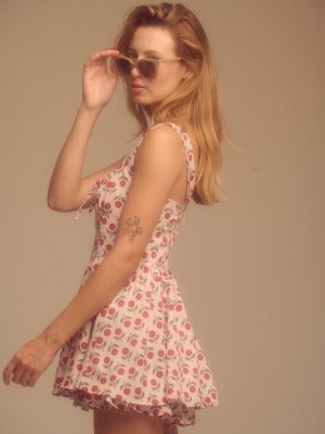 Vestido corto de color rojo con estampado floral, confeccionado en tejido ligero y cómodo. Presenta un diseño femenino y fresco, ideal para los días cálidos. Incorpora bermudas interiores que aportan mayor comodidad, libertad de movimiento y seguridad al vestir. Su corte favorecedor combina estilo y funcionalidad, convirtiéndolo en una opción perfecta para ocasiones informales, paseos o eventos de verano."
