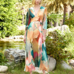 Vestido largo de estilo femenino y elegante, confeccionado en tejido ligero y fluido. Presenta un delicado estampado de flores en tonos tostados que aporta un aire romántico y sofisticado. Sus mangas añaden un toque de distinción y comodidad, mientras que la caída del vestido realza la silueta con movimiento y gracia. Una prenda versátil, ideal para ocasiones especiales, eventos de día o para lucir un look refinado y natural.