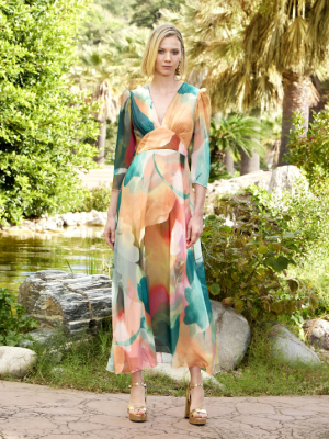 Vestido largo de estilo femenino y elegante, confeccionado en tejido ligero y fluido. Presenta un delicado estampado de flores en tonos tostados que aporta un aire romántico y sofisticado. Sus mangas añaden un toque de distinción y comodidad, mientras que la caída del vestido realza la silueta con movimiento y gracia. Una prenda versátil, ideal para ocasiones especiales, eventos de día o para lucir un look refinado y natural.