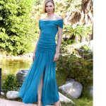 Elegante vestido largo de la marca Erisa, confeccionado en delicado tul de color turquesa que aporta un aire sofisticado y femenino. Su diseño fluido y su caída ligera realzan la silueta, convirtiéndolo en la elección perfecta para bodas, fiestas, graduaciones y todo tipo de eventos especiales. Un modelo distinguido que combina glamour y delicadeza para brillar en cualquier ocasión.
