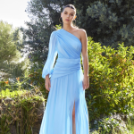 Elegante vestido largo de la marca Erisa, confeccionado en un favorecedor tono azul y con un sofisticado diseño drapeado que realza la silueta. Su caída fluida y su estilo refinado lo convierten en la opción perfecta para bodas, celebraciones y eventos especiales. Un diseño femenino y atemporal que aporta distinción y comodidad, ideal para lucir como invitada en cualquier ocasión elegante.