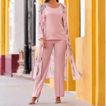 Deslumbra en cualquier ocasión especial con este sofisticado conjunto de tres piezas. Diseñado en un delicado tono rosa, combina elegancia y tendencia gracias a su levita estampada, que aporta un toque exclusivo y lleno de personalidad. Su diseño favorecedor ofrece comodidad sin renunciar al estilo, convirtiéndolo en la elección perfecta para bodas, comuniones, bautizos, celebraciones y eventos especiales. Un conjunto versátil y femenino que destaca por sus acabados cuidados y su equilibrio entre sofisticación y modernidad, ideal para quienes buscan un look distinguido y actual.